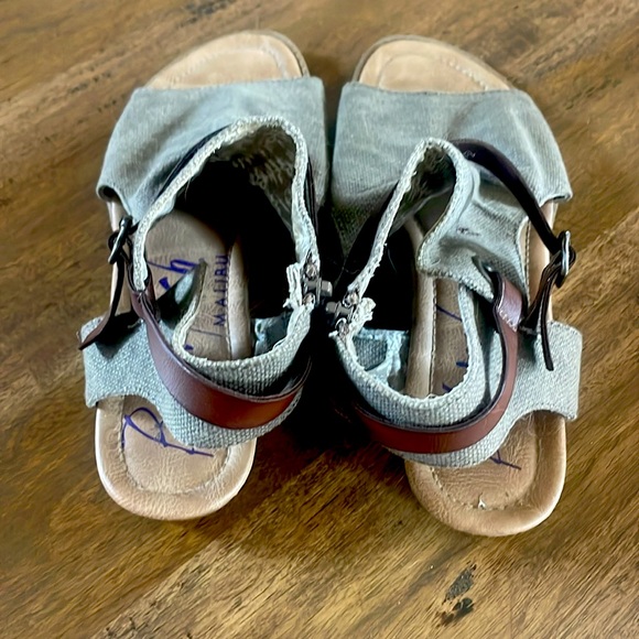 Women’s size 9.5 sandals - Picture 4 of 4